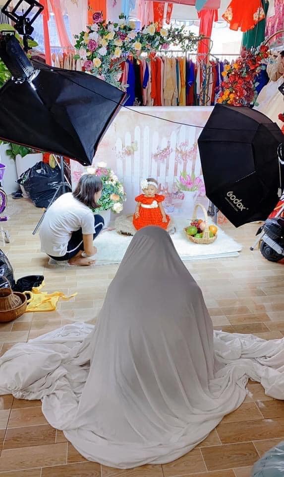 Cười té ghế hậu trường chụp ảnh cho trẻ: Bé sợ người lạ nên thợ phải ngụy trang bá đạo, nhưng nhìn ảnh dân mạng còn sợ hơn-2