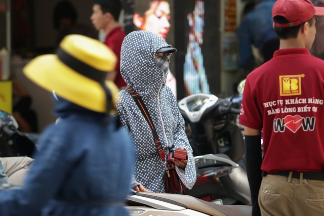 Hà Nội: Đổ xô đi bán vàng kiếm lời sau khi vàng tăng cao kỷ lục-10