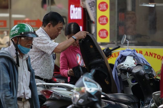 Hà Nội: Đổ xô đi bán vàng kiếm lời sau khi vàng tăng cao kỷ lục-11