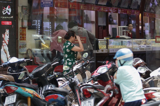 Hà Nội: Đổ xô đi bán vàng kiếm lời sau khi vàng tăng cao kỷ lục-12