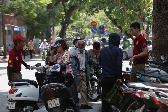 Hà Nội: Đổ xô đi bán vàng kiếm lời sau khi vàng tăng cao kỷ lục-13