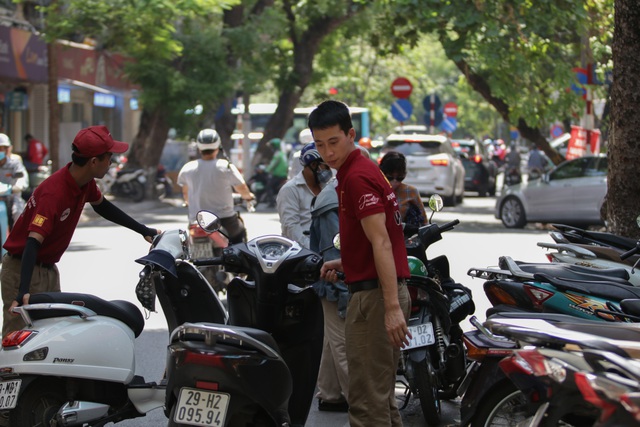 Hà Nội: Đổ xô đi bán vàng kiếm lời sau khi vàng tăng cao kỷ lục-14