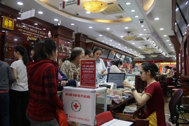 Hà Nội: Đổ xô đi bán vàng kiếm lời sau khi vàng tăng cao kỷ lục-6