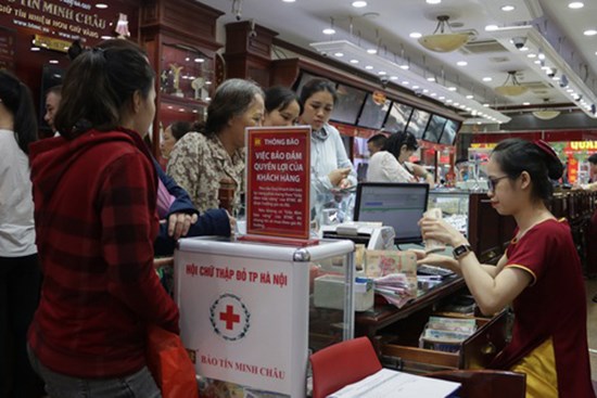 Hà Nội: Đổ xô đi bán vàng kiếm lời sau khi vàng tăng cao kỷ lục