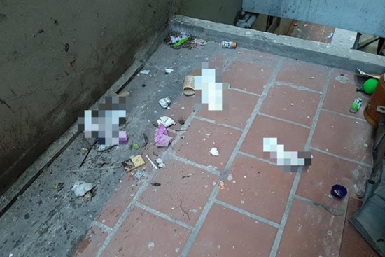 Hoảng hồn 'vật thể nhạy cảm' mất vệ sinh được các cô nàng thẳng tay ném qua cửa sổ khu chung cư đông đúc nhất Hà Nội