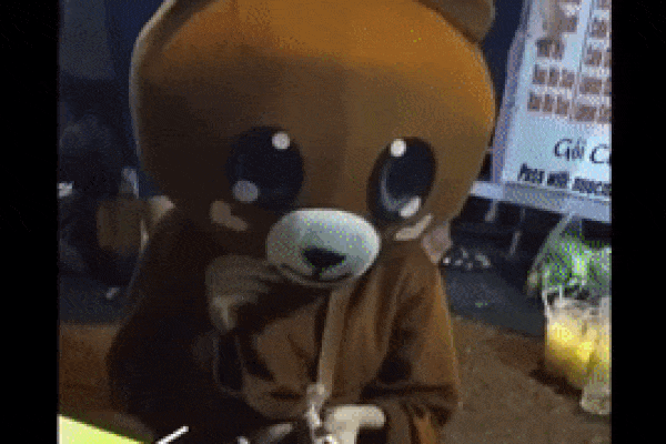 Cô gái bị nhóm thanh niên ép ăn 10 cây kẹo một lúc rồi mới mua: Ăn xong rơi nước mắt, nhưng không trách họ-1