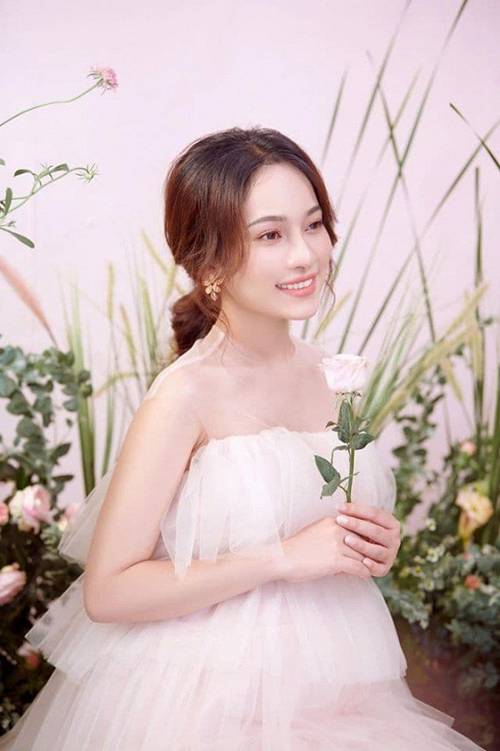 Vợ kém 13 tuổi của Dương Khắc Linh tung ảnh bầu ngọt như kẹo, bụng đã to như sắp sinh-3