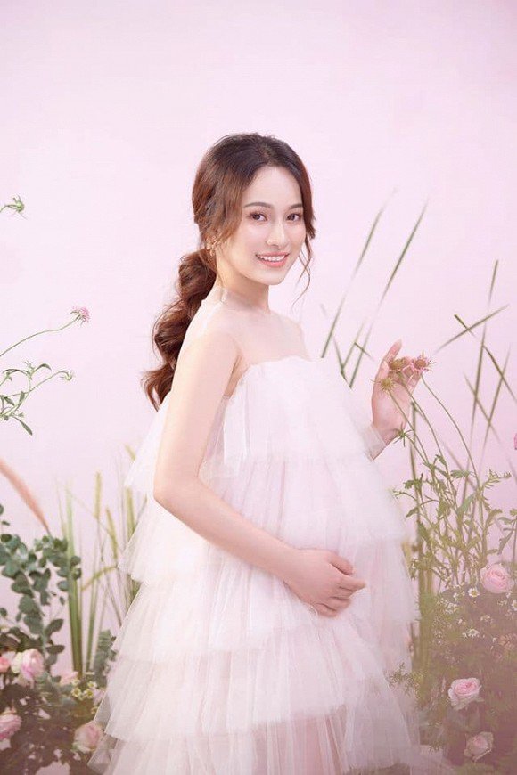 Vợ kém 13 tuổi của Dương Khắc Linh tung ảnh bầu ngọt như kẹo, bụng đã to như sắp sinh-4