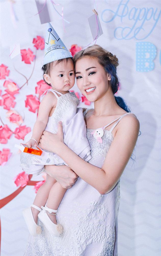 Vừa khoe về dáng lại bị chê ngoài đời bụng to, Lê Phương được mẹ bỉm minh oan-8