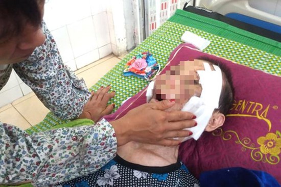 Đau lòng con trai đánh mẹ già 84 tuổi bại liệt phải nhập viện cấp cứu