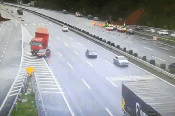 Clip: 2 ô tô tải đối đầu trực diện, hình ảnh phía sau đuôi xe khiến nhiều người hoảng sợ-1