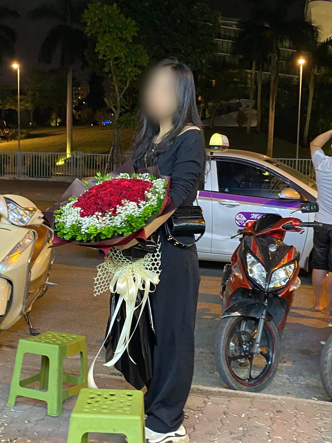 Clip: Nam thanh niên quỳ xuống cầu hôn cô gái trên vỉa hè, bị từ chối liền thẳng thừng ném nhẫn bỏ đi khiến cộng đồng mạng xôn xao-2