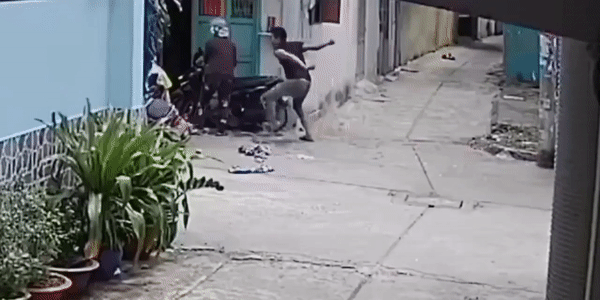 Phẫn nộ clip nam thanh niên hung hãn đấm túi bụi vào mặt bố mẹ già đến chảy máu đầu ngay trước cửa nhà-2