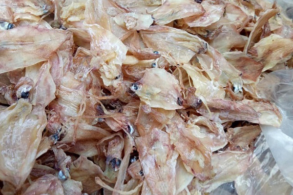 Clip bà chủ hàng dùng keo 502 để gắn râu mực khô rồi bày bán khiến người xem rùng mình-3