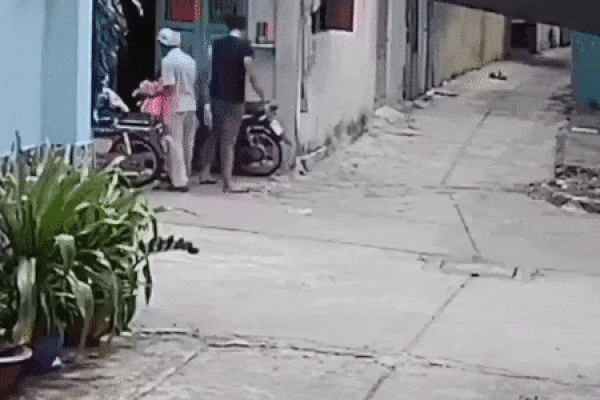 Clip con trai đánh đập dã man bố mẹ già ở Sài Gòn: Nam thanh niên dương tính với ma túy-1