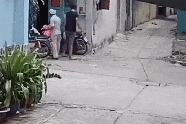 Phẫn nộ clip nam thanh niên hung hãn đấm túi bụi vào mặt bố mẹ già đến chảy máu đầu ngay trước cửa nhà