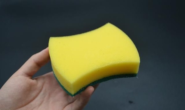 Tiện tay cho miếng bọt biển vào ngăn đá, tủ lạnh tiết kiệm điện cả năm, tay chân bong gân giảm đau tức thì-1