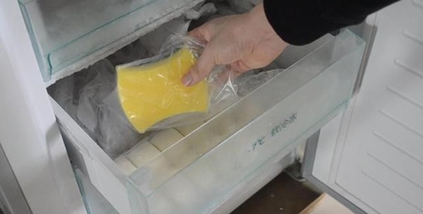 Tiện tay cho miếng bọt biển vào ngăn đá, tủ lạnh tiết kiệm điện cả năm, tay chân bong gân giảm đau tức thì-3