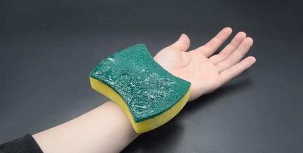 Tiện tay cho miếng bọt biển vào ngăn đá, tủ lạnh tiết kiệm điện cả năm, tay chân bong gân giảm đau tức thì-4