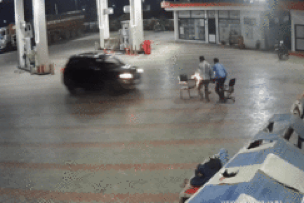 Tài xế vội cho ôtô di chuyển mặc dù vòi bơm xăng chưa kịp lấy ra-1