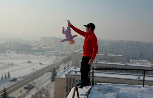 Thót tim với màn biểu diễn của ông bố xách ngược con gái 3 tháng tuổi trên nóc nhà và phương pháp rèn luyện bệnh hoạn gây bức xúc-1