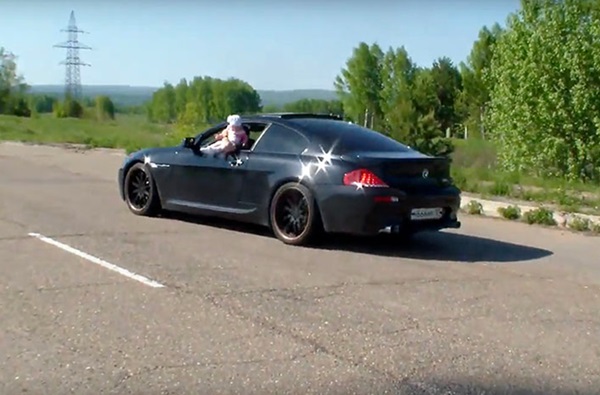 Thót tim với màn biểu diễn của ông bố xách ngược con gái 3 tháng tuổi trên nóc nhà và phương pháp rèn luyện bệnh hoạn gây bức xúc-2