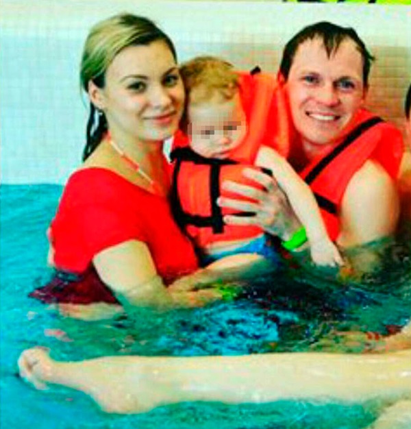 Thót tim với màn biểu diễn của ông bố xách ngược con gái 3 tháng tuổi trên nóc nhà và phương pháp rèn luyện bệnh hoạn gây bức xúc-3