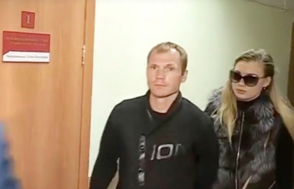 Thót tim với màn biểu diễn của ông bố xách ngược con gái 3 tháng tuổi trên nóc nhà và phương pháp rèn luyện bệnh hoạn gây bức xúc-4