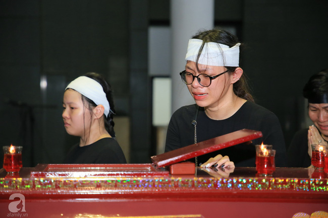 Tang lễ NSƯT Hoàng Yến Của để dành: Con cháu khóc thương trước sự ra đi đột ngột của cố nghệ sĩ-10