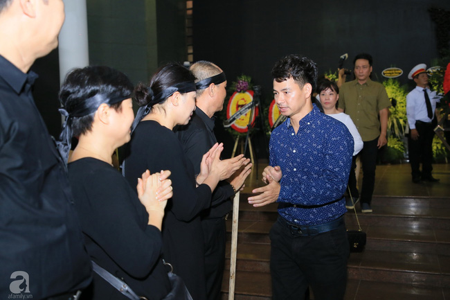 Xuân Bắc, Trọng Trinh, Quốc Khánh cùng đông đảo nghệ sĩ tới tiễn đưa NSƯT Hoàng Yến Của Để Dành-1