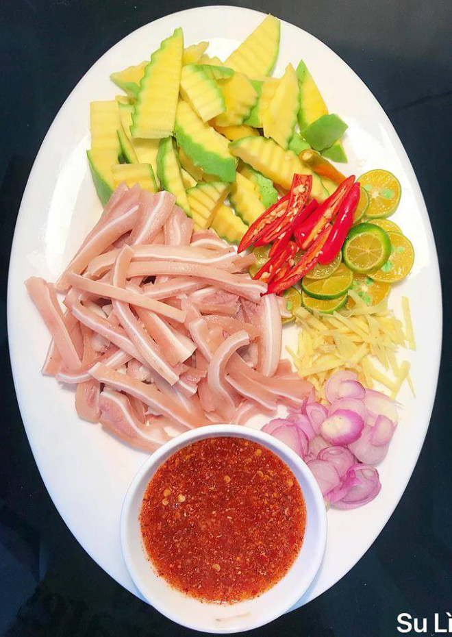 Trổ tài làm tai heo trộn sốt ớt chua ngọt, giòn ngon, rực rỡ màu cực bắt mắt-1