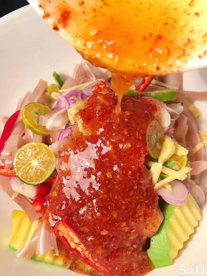 Trổ tài làm tai heo trộn sốt ớt chua ngọt, giòn ngon, rực rỡ màu cực bắt mắt-2