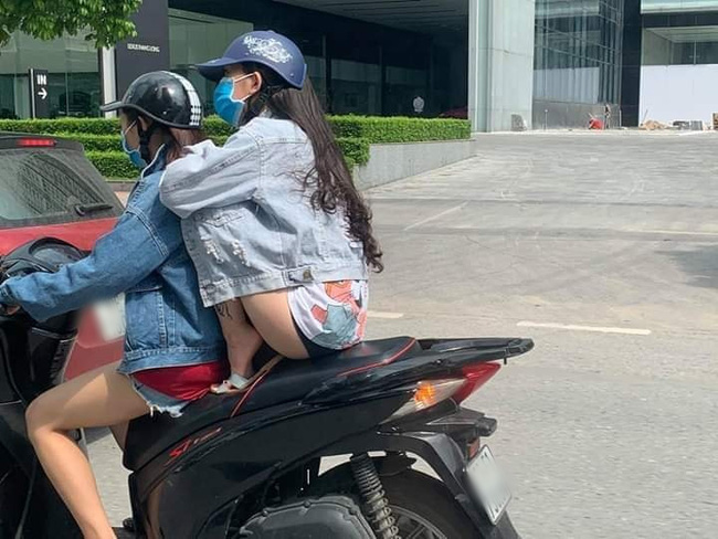 Cô gái ngồi xe máy chẳng thà làm hành động nguy hiểm chứ nhất quyết không để cặp đùi bị cháy nắng khiến dân mạng ném đá không thương tiếc-2