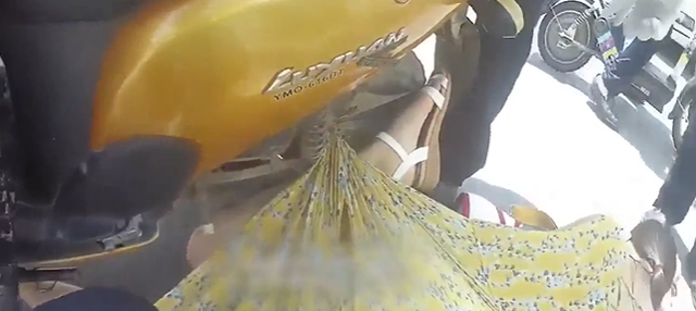 Cô gái ngồi xe máy chẳng thà làm hành động nguy hiểm chứ nhất quyết không để cặp đùi bị cháy nắng khiến dân mạng ném đá không thương tiếc-3