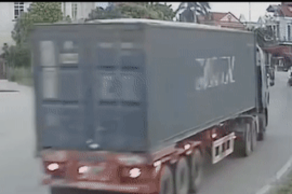 Ôtô container lao vào nhà dân khi tránh xe máy băng qua đường
