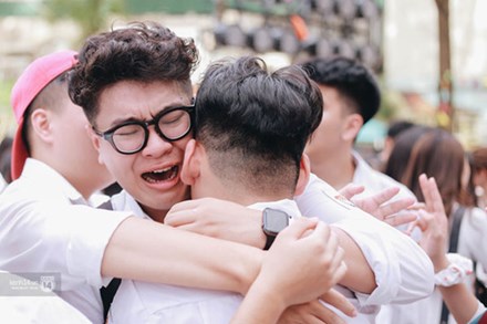 Chùm ảnh: Học sinh lớp 12 ôm nhau khóc nức nở trong lễ bế giảng cuối cùng của đời học sinh