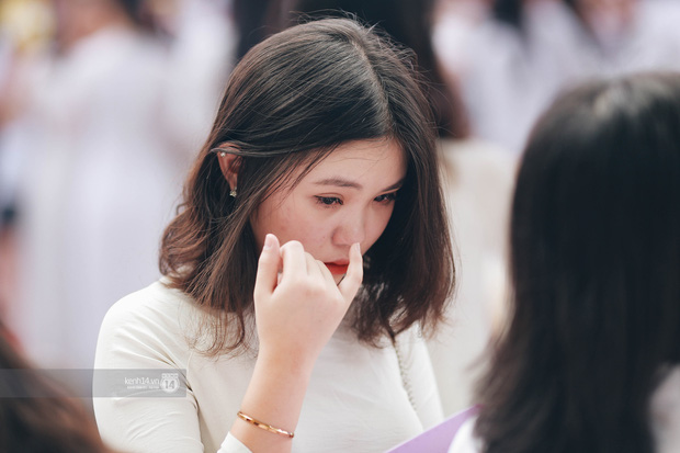 Chùm ảnh: Học sinh lớp 12 ôm nhau khóc nức nở trong lễ bế giảng cuối cùng của đời học sinh-2
