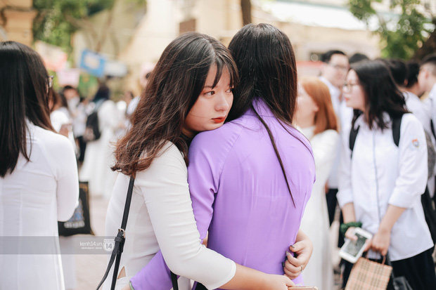 Chùm ảnh: Học sinh lớp 12 ôm nhau khóc nức nở trong lễ bế giảng cuối cùng của đời học sinh-1