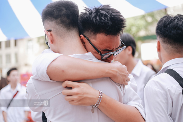 Chùm ảnh: Học sinh lớp 12 ôm nhau khóc nức nở trong lễ bế giảng cuối cùng của đời học sinh-3
