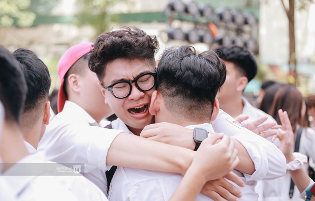 Chùm ảnh: Học sinh lớp 12 ôm nhau khóc nức nở trong lễ bế giảng cuối cùng của đời học sinh-4