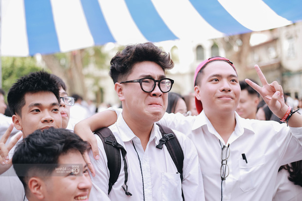 Chùm ảnh: Học sinh lớp 12 ôm nhau khóc nức nở trong lễ bế giảng cuối cùng của đời học sinh-6