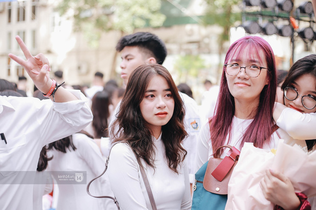 Chùm ảnh: Học sinh lớp 12 ôm nhau khóc nức nở trong lễ bế giảng cuối cùng của đời học sinh-7