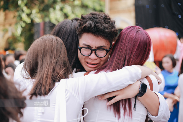 Chùm ảnh: Học sinh lớp 12 ôm nhau khóc nức nở trong lễ bế giảng cuối cùng của đời học sinh-8