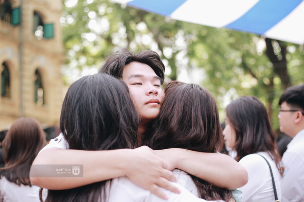 Chùm ảnh: Học sinh lớp 12 ôm nhau khóc nức nở trong lễ bế giảng cuối cùng của đời học sinh-9