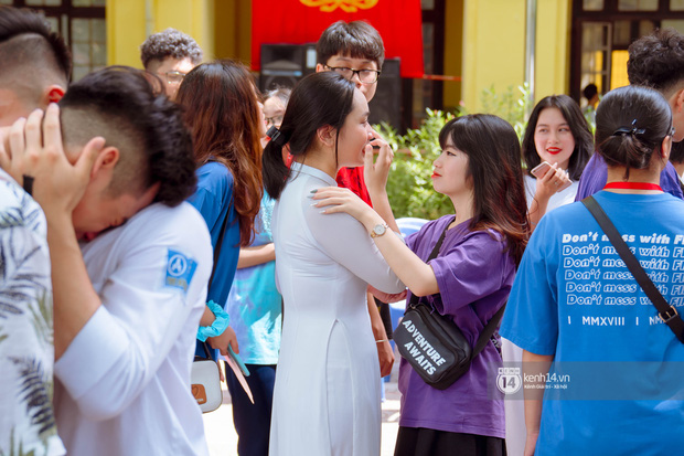 Chùm ảnh: Học sinh lớp 12 ôm nhau khóc nức nở trong lễ bế giảng cuối cùng của đời học sinh-12