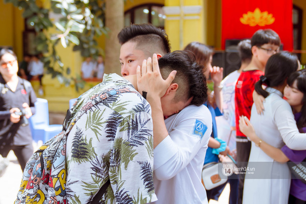 Chùm ảnh: Học sinh lớp 12 ôm nhau khóc nức nở trong lễ bế giảng cuối cùng của đời học sinh-13