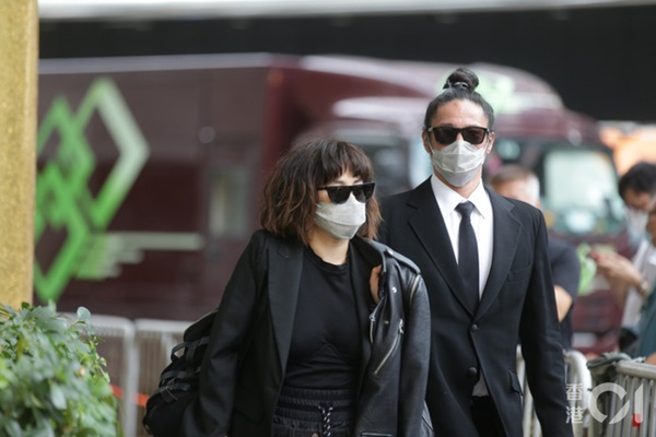 Khung cảnh tại tang lễ Vua sòng bài Macau ngày thứ 2: Người dân mang di ảnh đến viếng, quan chức cấp cao và giới doanh nhân cũng có mặt-3