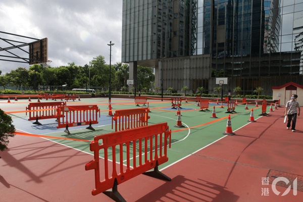 Khung cảnh tại tang lễ Vua sòng bài Macau ngày thứ 2: Người dân mang di ảnh đến viếng, quan chức cấp cao và giới doanh nhân cũng có mặt-11