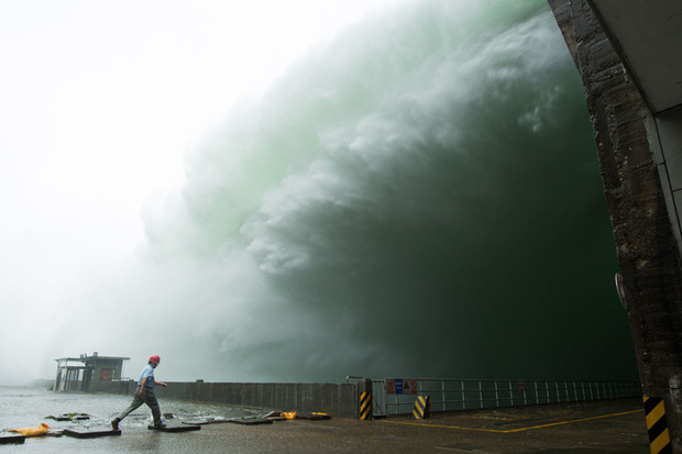 Đập thủy điện Trung Quốc xả lũ: Mặt sông tựa như mặt biển, như cuồng phong gào thét-6