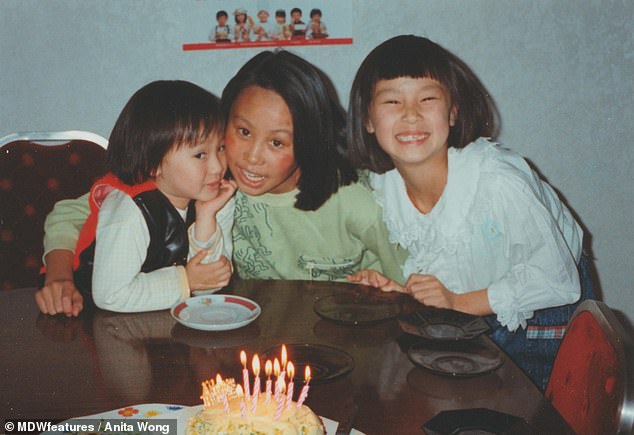 Một người phụ nữ sốc nặng khi nghe mình bị đục thủy tinh thể đến mức hỏng mắt phải vĩnh viễn vì một loại kem bôi ngoài da-1